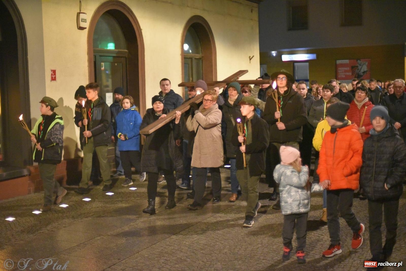 Zdjęcie w galerii na portalu naszraciborz.pl: Droga krzyżowa ulicami Raciborza z rozważaniami o. Cherubina [FOTO i WIDEO] wiadomości z regionu