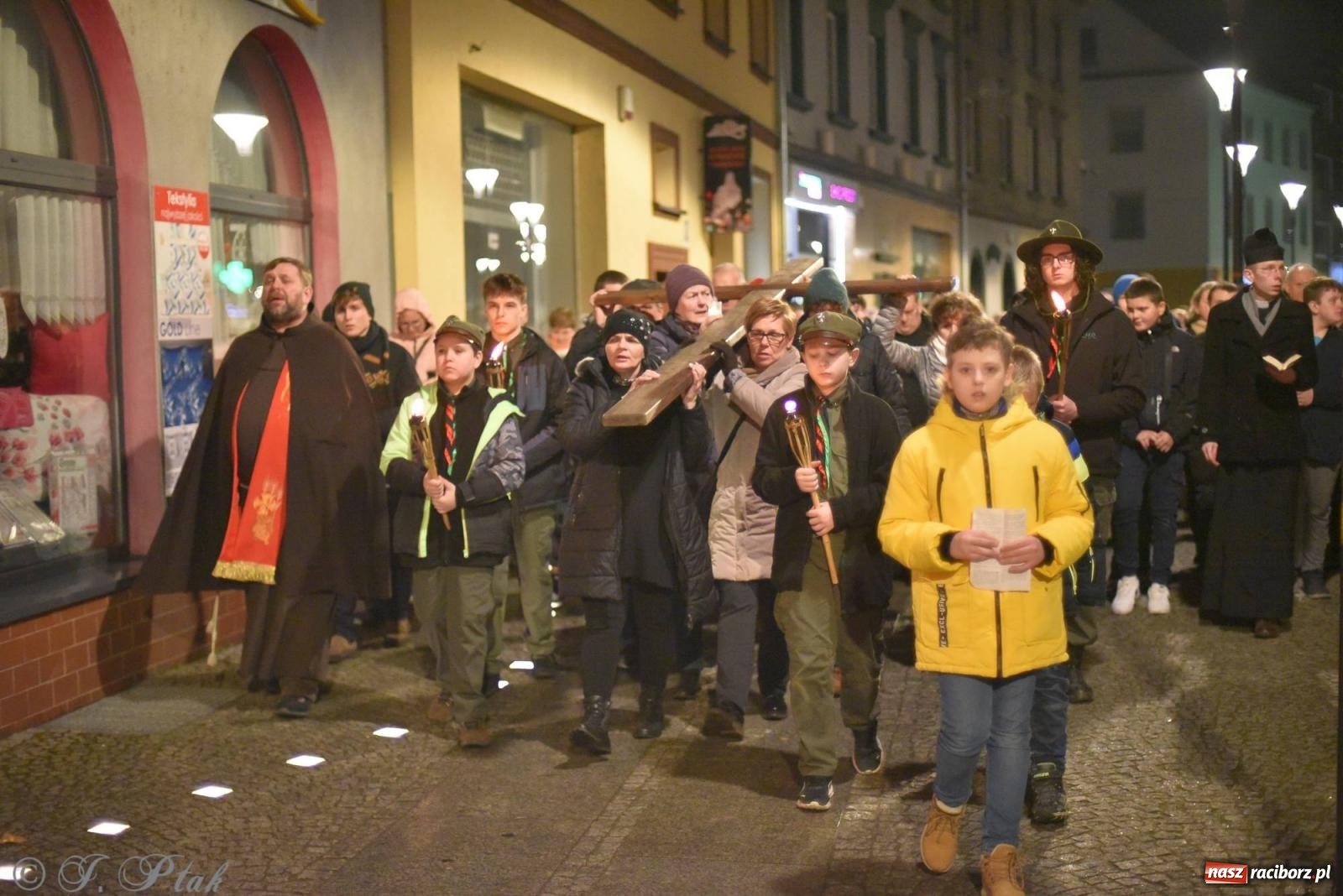 Zdjęcie w galerii na portalu naszraciborz.pl: Droga krzyżowa ulicami Raciborza z rozważaniami o. Cherubina [FOTO i WIDEO] wiadomości z regionu