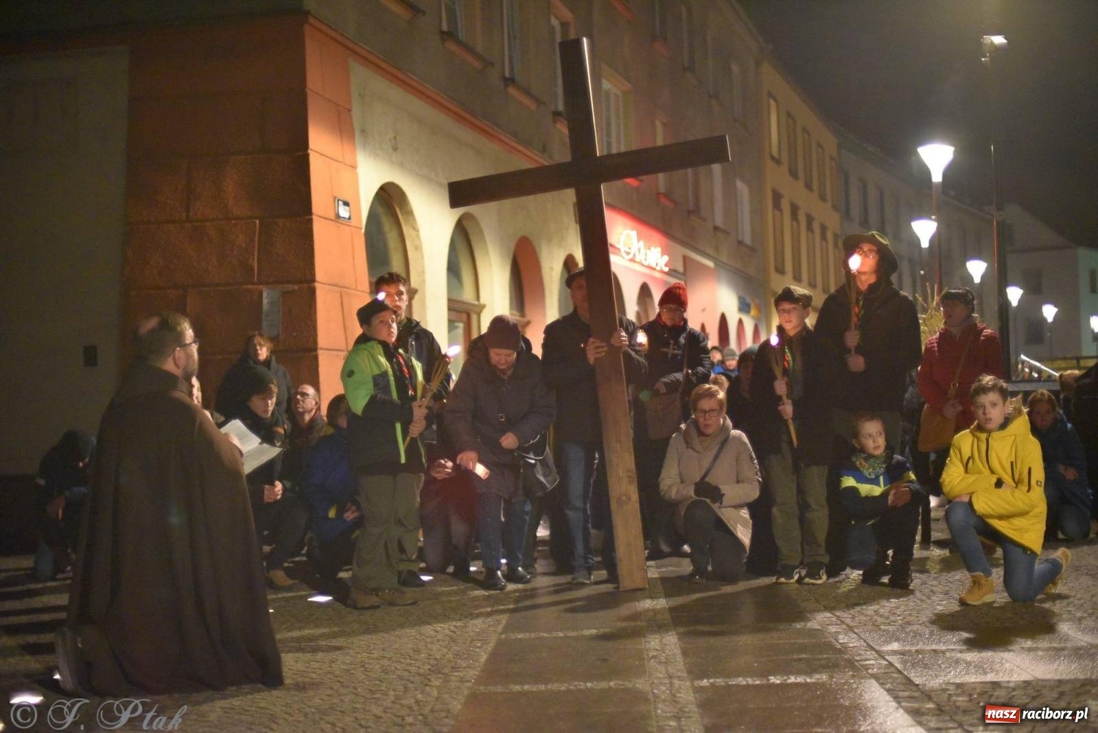 Zdjęcie w galerii na portalu naszraciborz.pl: Droga krzyżowa ulicami Raciborza z rozważaniami o. Cherubina [FOTO i WIDEO] wiadomości z regionu