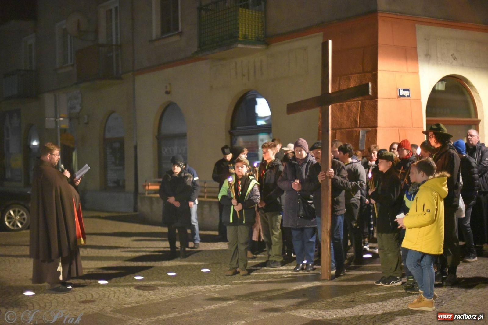 Zdjęcie w galerii na portalu naszraciborz.pl: Droga krzyżowa ulicami Raciborza z rozważaniami o. Cherubina [FOTO i WIDEO] wiadomości z regionu