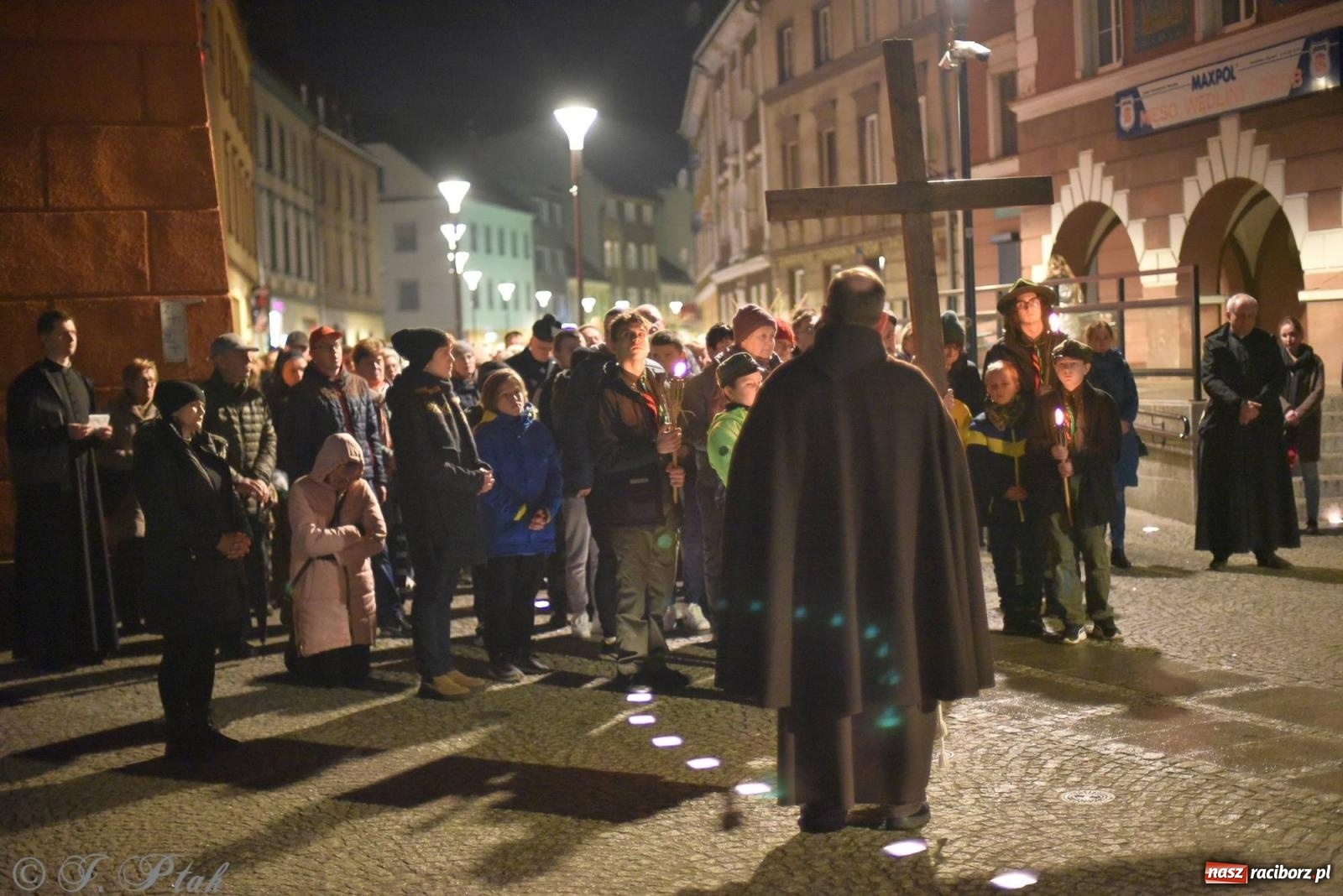 Zdjęcie w galerii na portalu naszraciborz.pl: Droga krzyżowa ulicami Raciborza z rozważaniami o. Cherubina [FOTO i WIDEO] wiadomości z regionu