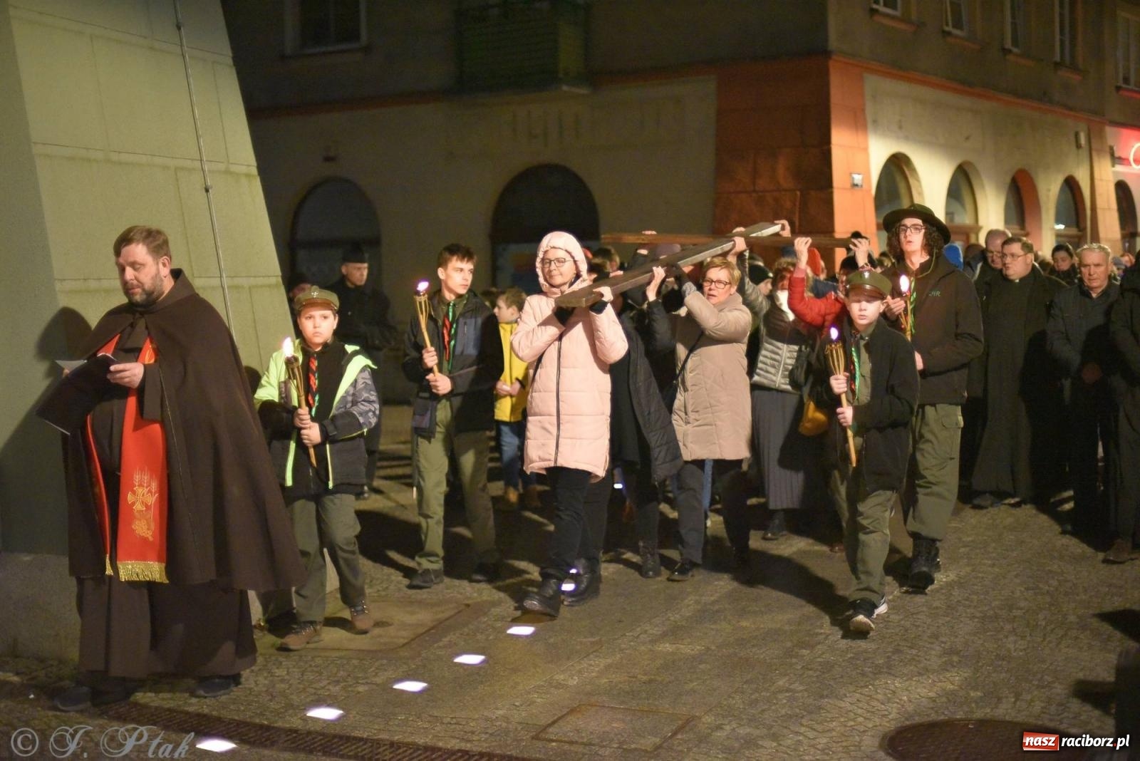Zdjęcie w galerii na portalu naszraciborz.pl: Droga krzyżowa ulicami Raciborza z rozważaniami o. Cherubina [FOTO i WIDEO] wiadomości z regionu