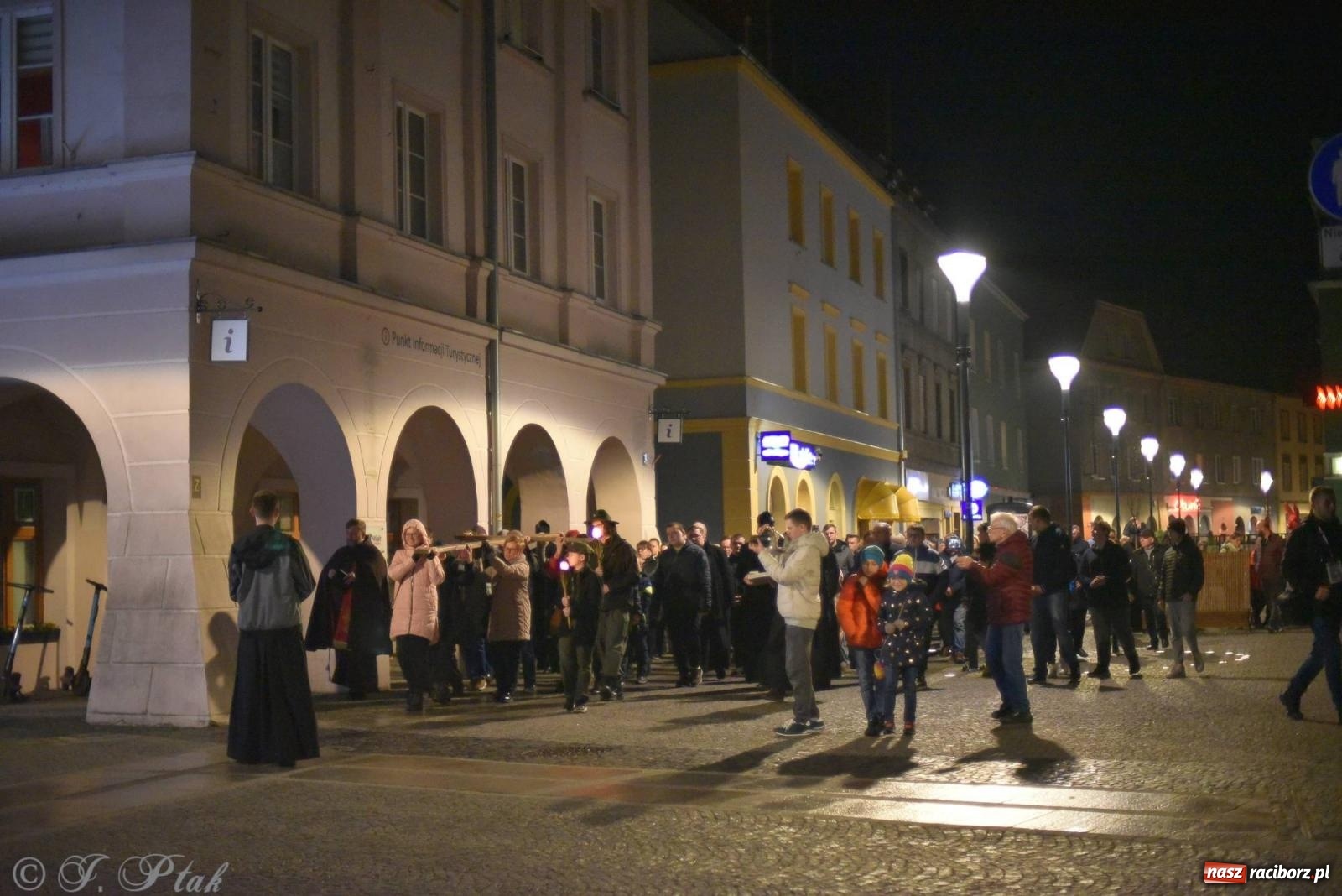 Zdjęcie w galerii na portalu naszraciborz.pl: Droga krzyżowa ulicami Raciborza z rozważaniami o. Cherubina [FOTO i WIDEO] wiadomości z regionu