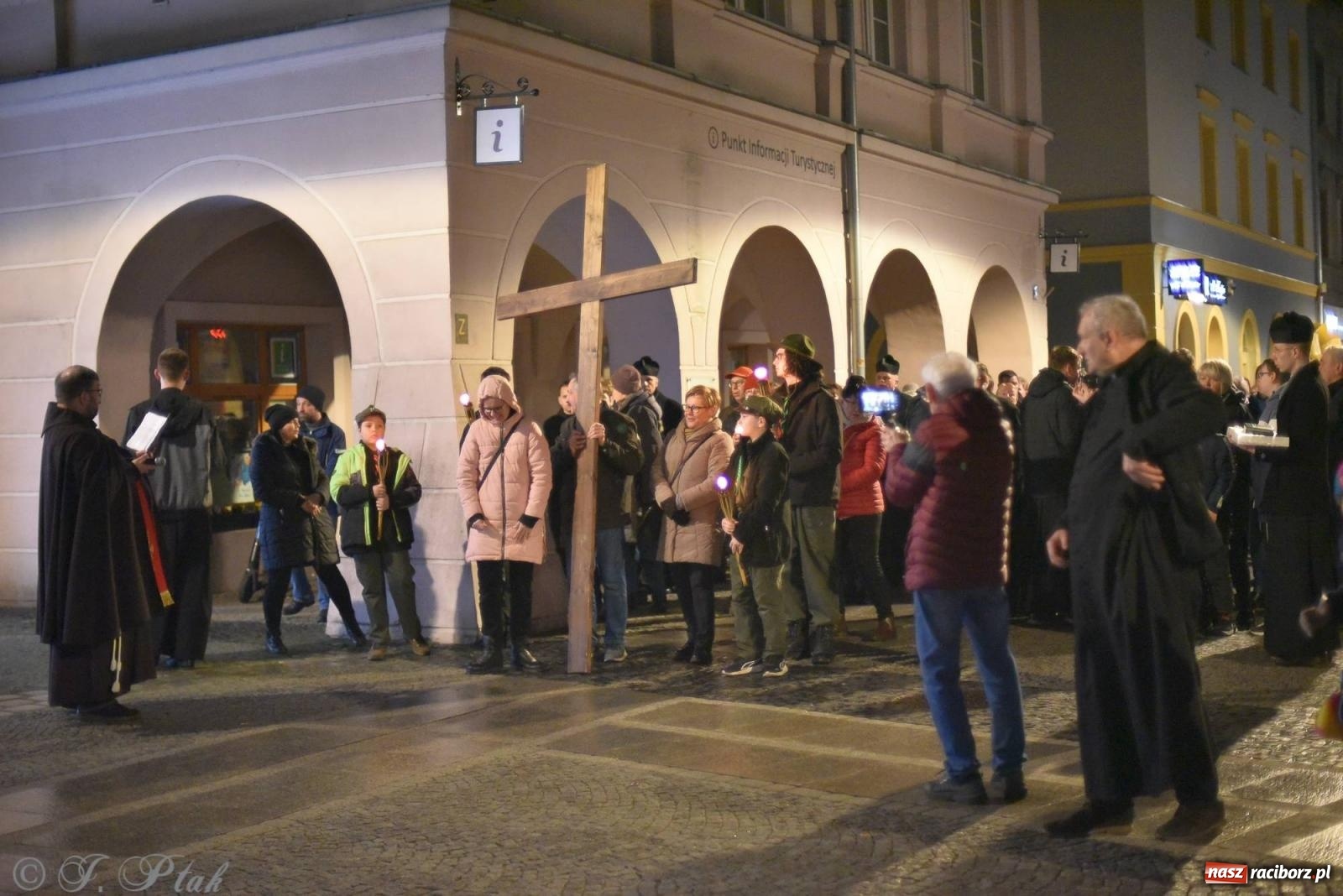 Zdjęcie w galerii na portalu naszraciborz.pl: Droga krzyżowa ulicami Raciborza z rozważaniami o. Cherubina [FOTO i WIDEO] wiadomości z regionu