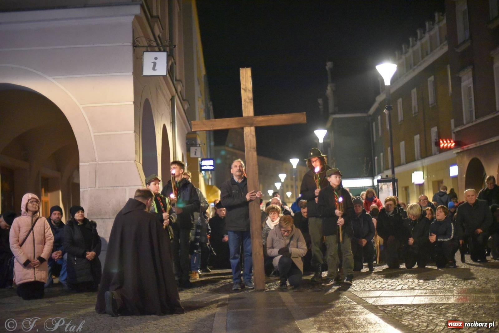 Zdjęcie w galerii na portalu naszraciborz.pl: Droga krzyżowa ulicami Raciborza z rozważaniami o. Cherubina [FOTO i WIDEO] wiadomości z regionu