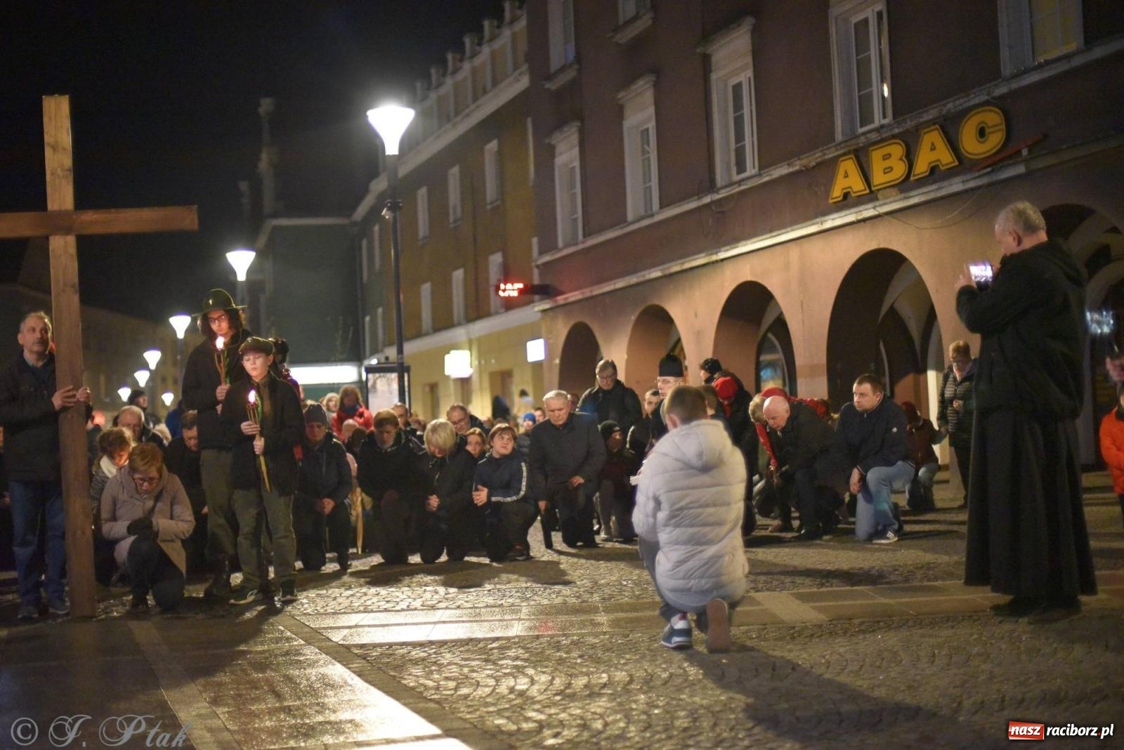 Zdjęcie w galerii na portalu naszraciborz.pl: Droga krzyżowa ulicami Raciborza z rozważaniami o. Cherubina [FOTO i WIDEO] wiadomości z regionu