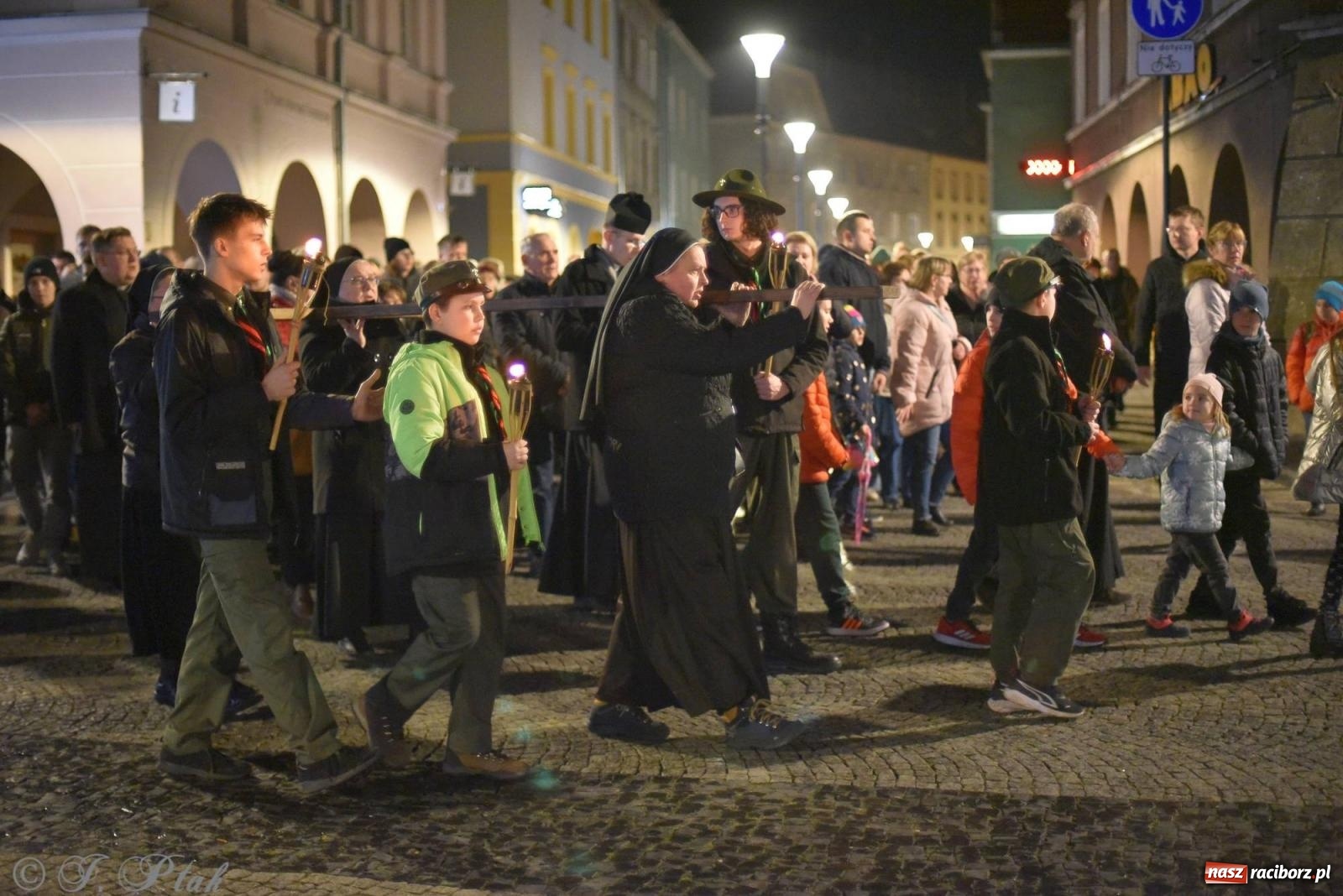 Zdjęcie w galerii na portalu naszraciborz.pl: Droga krzyżowa ulicami Raciborza z rozważaniami o. Cherubina [FOTO i WIDEO] wiadomości z regionu