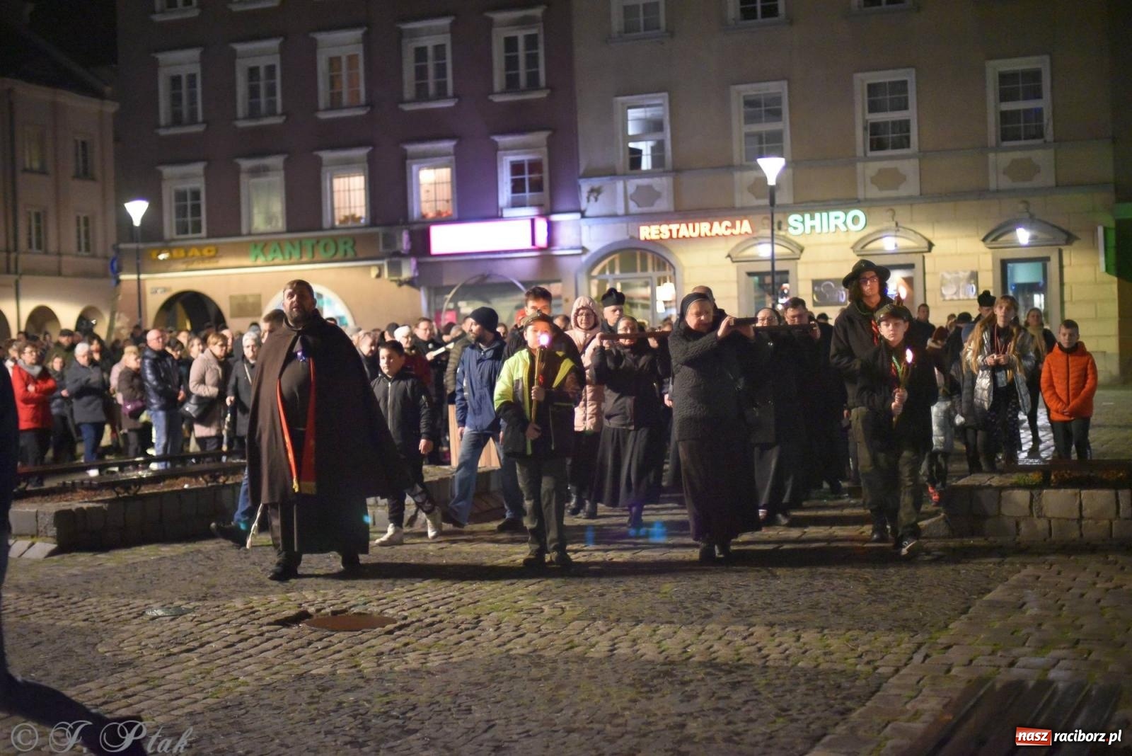 Zdjęcie w galerii na portalu naszraciborz.pl: Droga krzyżowa ulicami Raciborza z rozważaniami o. Cherubina [FOTO i WIDEO] wiadomości z regionu