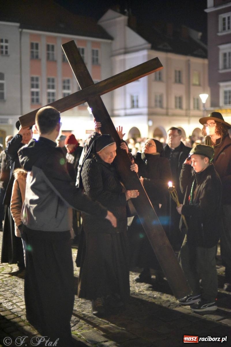 Zdjęcie w galerii na portalu naszraciborz.pl: Droga krzyżowa ulicami Raciborza z rozważaniami o. Cherubina [FOTO i WIDEO] wiadomości z regionu