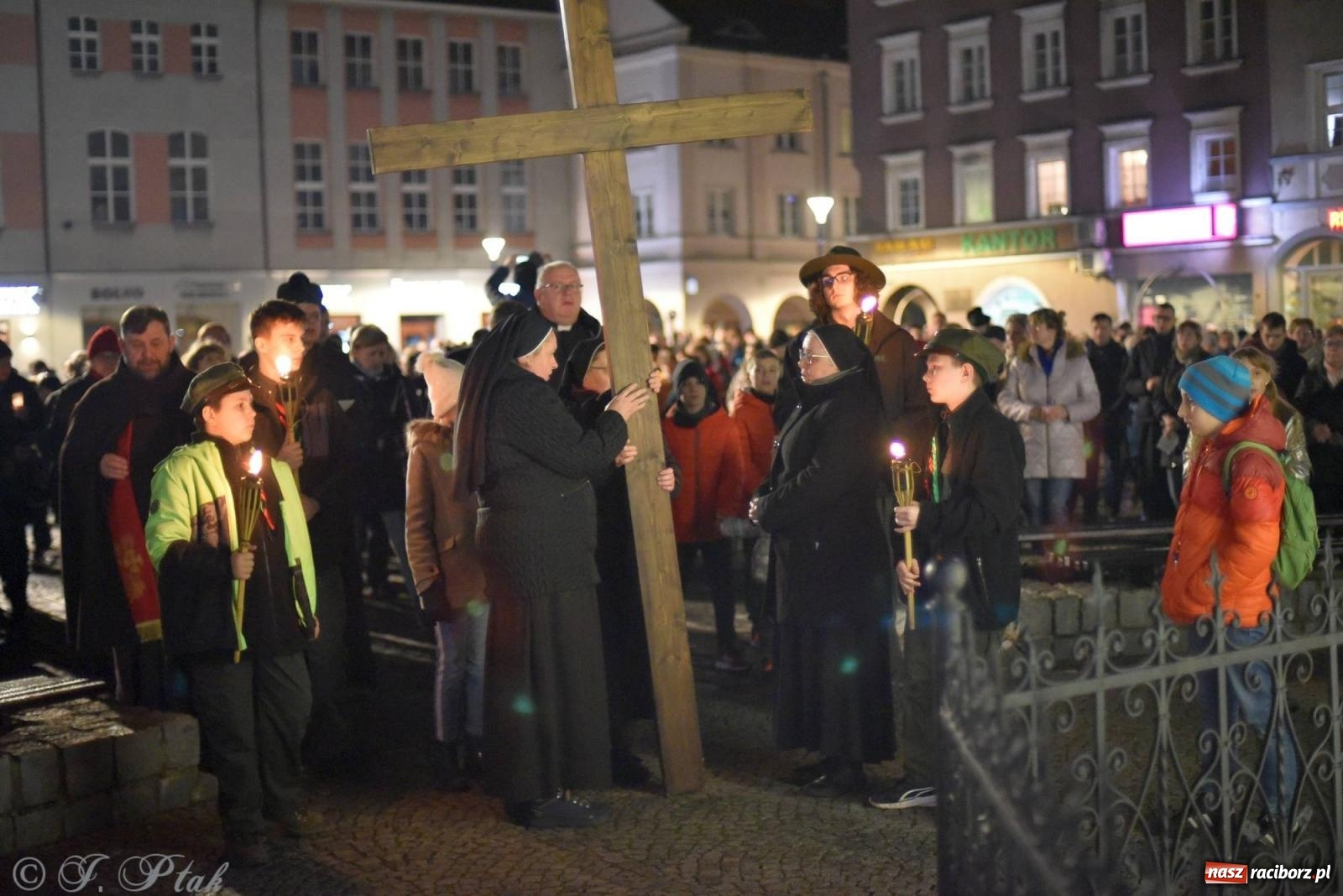 Zdjęcie w galerii na portalu naszraciborz.pl: Droga krzyżowa ulicami Raciborza z rozważaniami o. Cherubina [FOTO i WIDEO] wiadomości z regionu