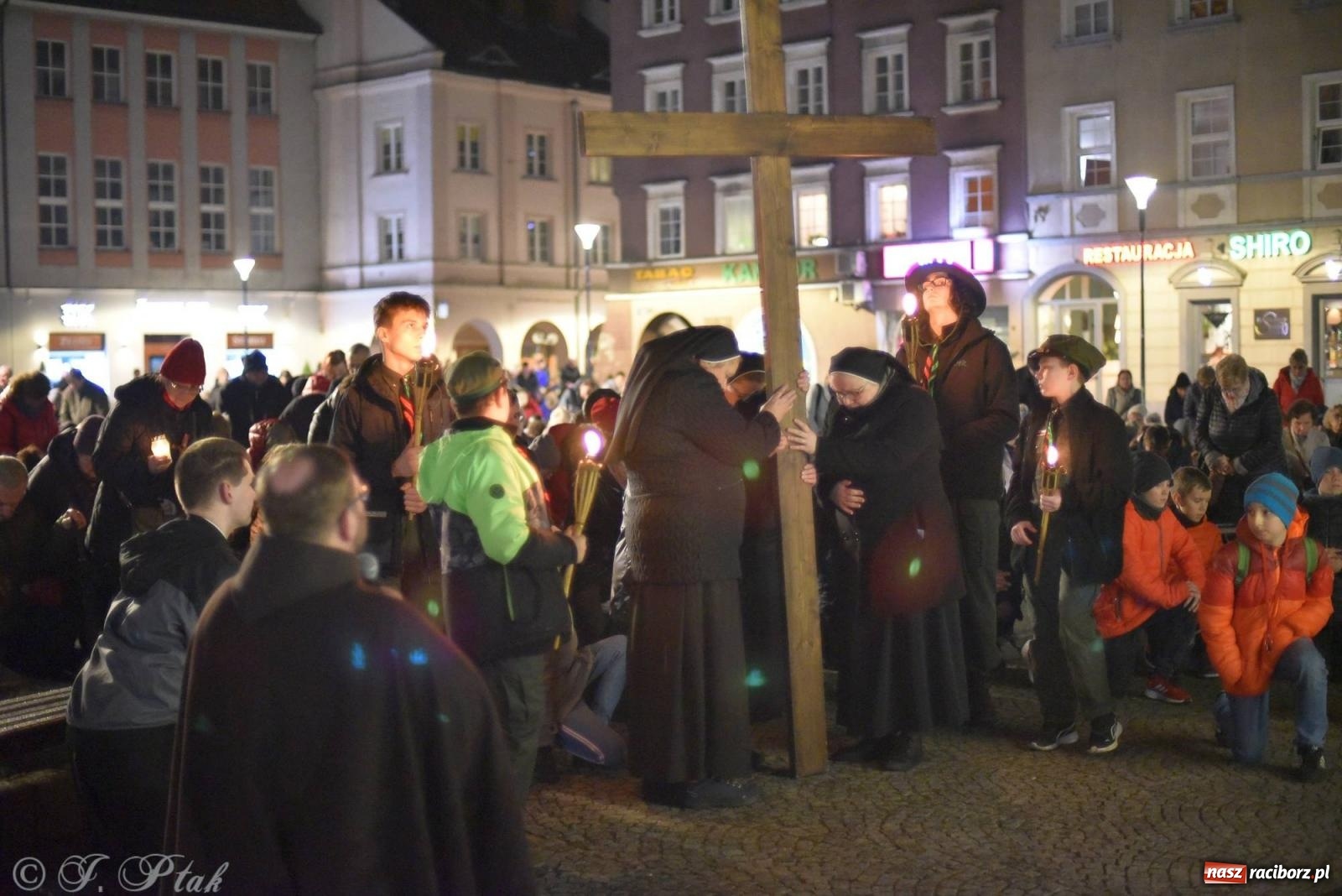 Zdjęcie w galerii na portalu naszraciborz.pl: Droga krzyżowa ulicami Raciborza z rozważaniami o. Cherubina [FOTO i WIDEO] wiadomości z regionu