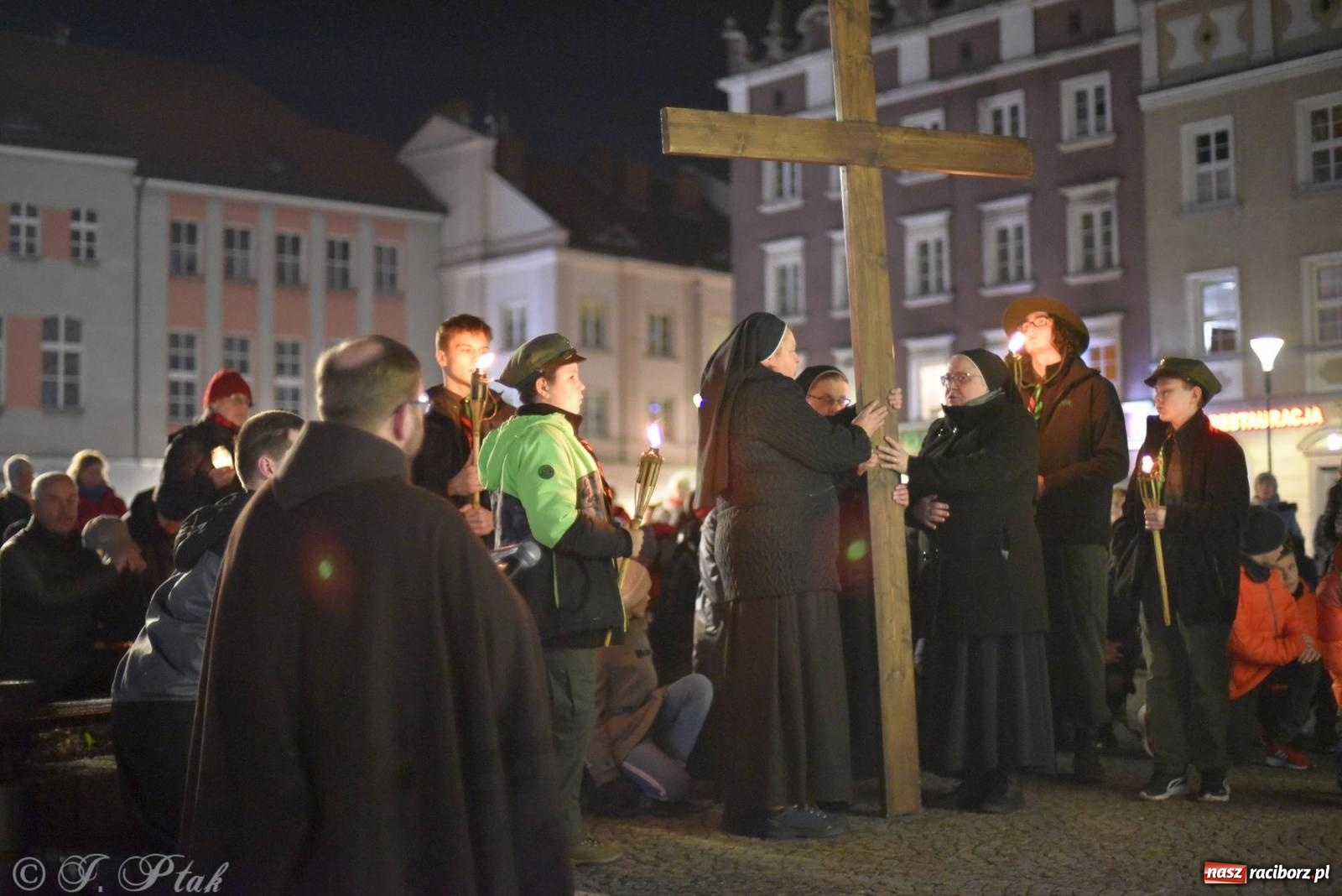 Zdjęcie w galerii na portalu naszraciborz.pl: Droga krzyżowa ulicami Raciborza z rozważaniami o. Cherubina [FOTO i WIDEO] wiadomości z regionu