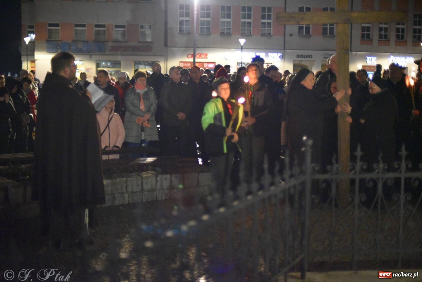 Zdjęcie w galerii na portalu naszraciborz.pl: Droga krzyżowa ulicami Raciborza z rozważaniami o. Cherubina [FOTO i WIDEO] wiadomości z regionu