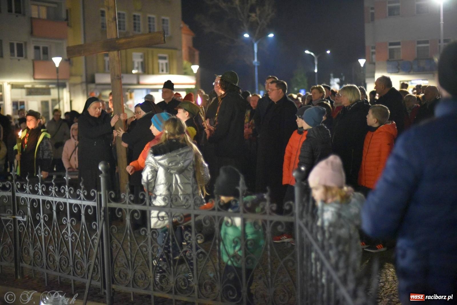 Zdjęcie w galerii na portalu naszraciborz.pl: Droga krzyżowa ulicami Raciborza z rozważaniami o. Cherubina [FOTO i WIDEO] wiadomości z regionu