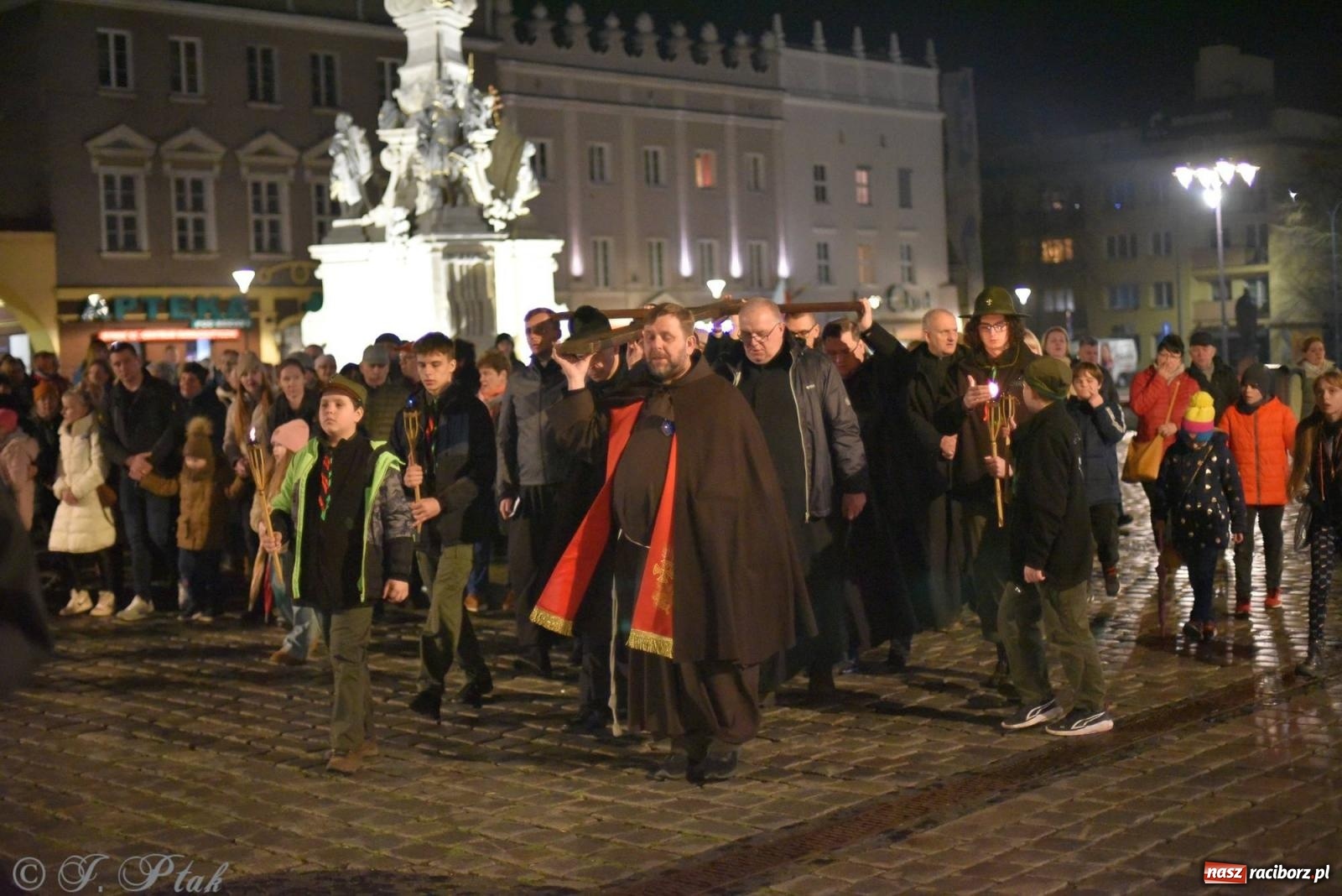 Zdjęcie w galerii na portalu naszraciborz.pl: Droga krzyżowa ulicami Raciborza z rozważaniami o. Cherubina [FOTO i WIDEO] wiadomości z regionu
