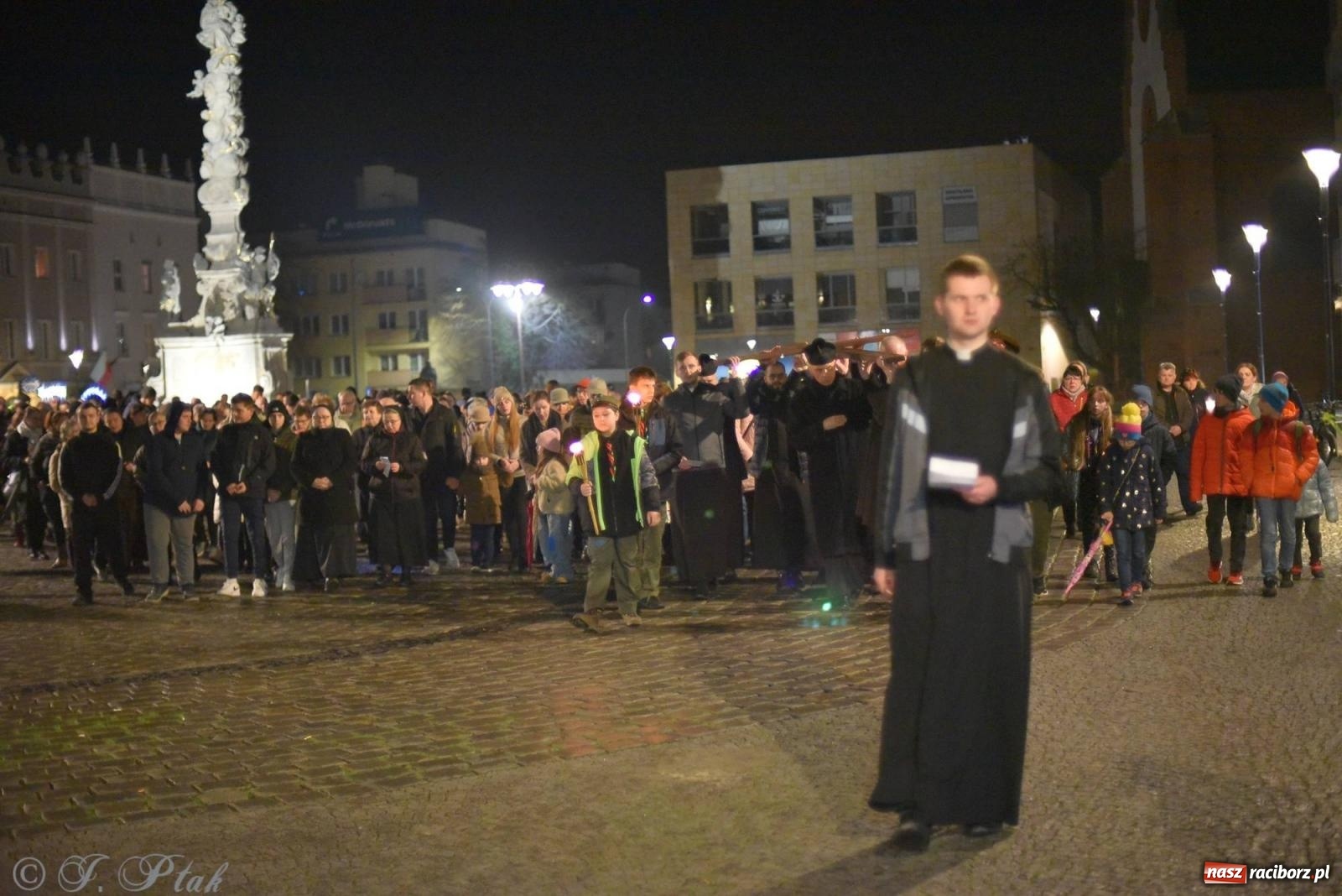 Zdjęcie w galerii na portalu naszraciborz.pl: Droga krzyżowa ulicami Raciborza z rozważaniami o. Cherubina [FOTO i WIDEO] wiadomości z regionu