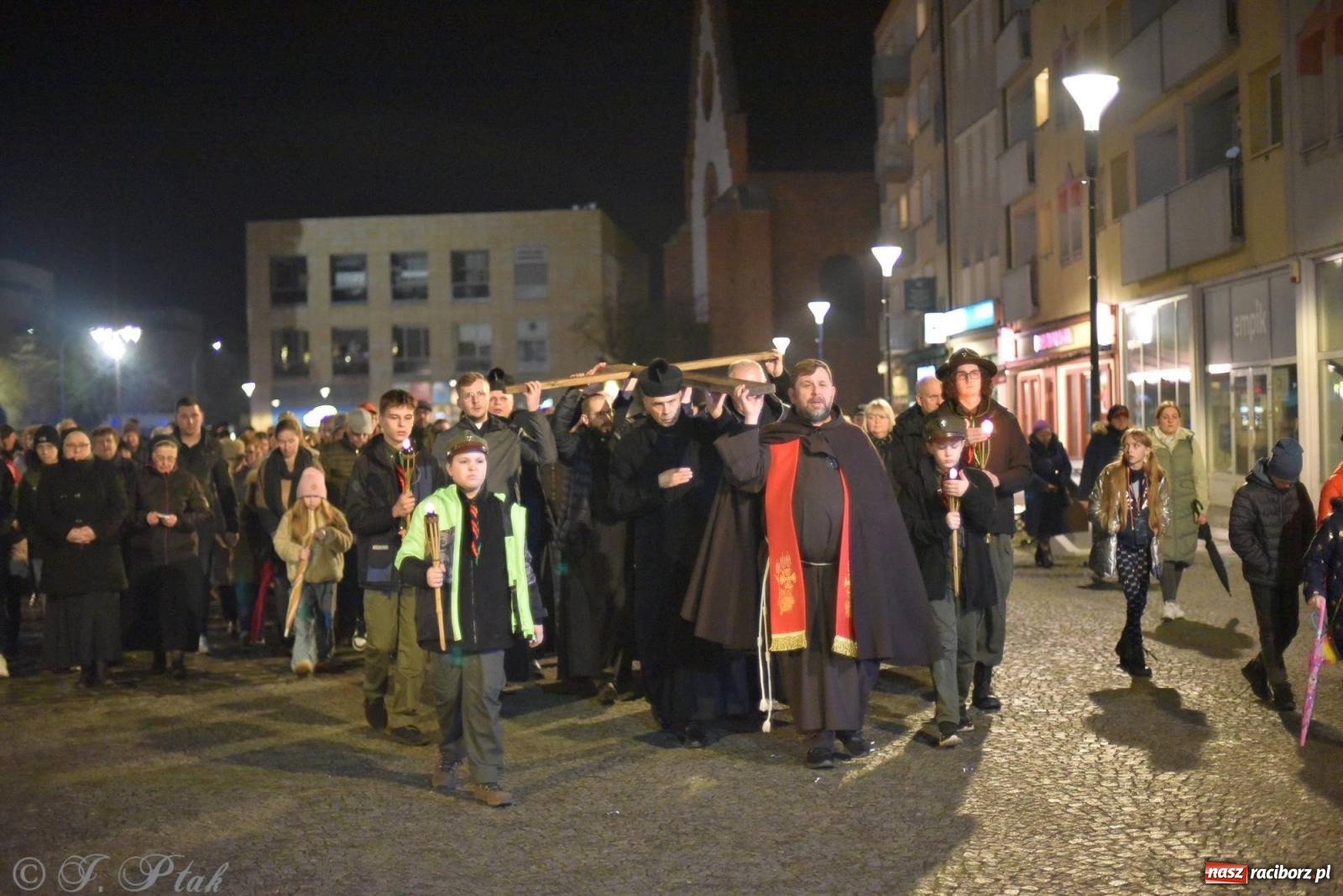 Zdjęcie w galerii na portalu naszraciborz.pl: Droga krzyżowa ulicami Raciborza z rozważaniami o. Cherubina [FOTO i WIDEO] wiadomości z regionu