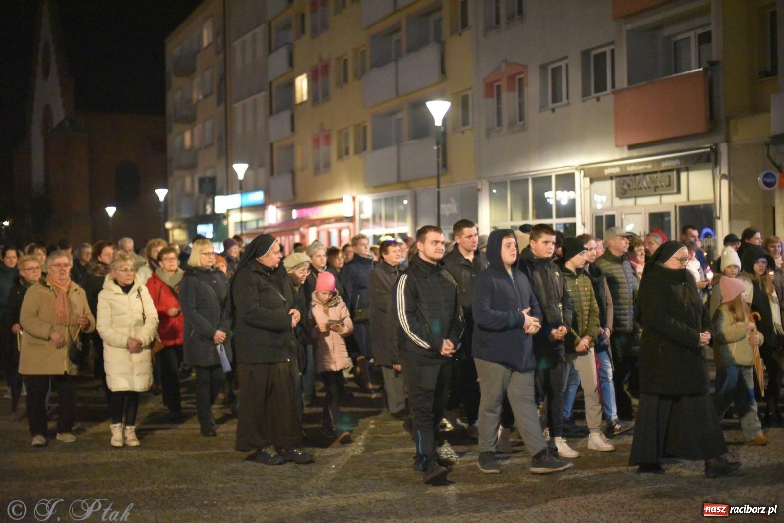 Zdjęcie w galerii na portalu naszraciborz.pl: Droga krzyżowa ulicami Raciborza z rozważaniami o. Cherubina [FOTO i WIDEO] wiadomości z regionu