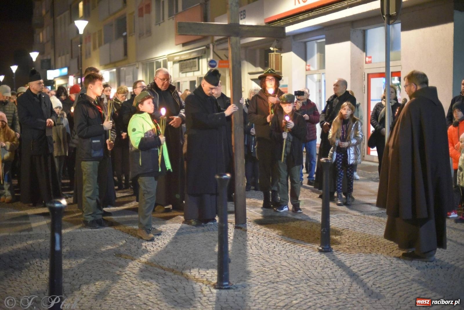 Zdjęcie w galerii na portalu naszraciborz.pl: Droga krzyżowa ulicami Raciborza z rozważaniami o. Cherubina [FOTO i WIDEO] wiadomości z regionu