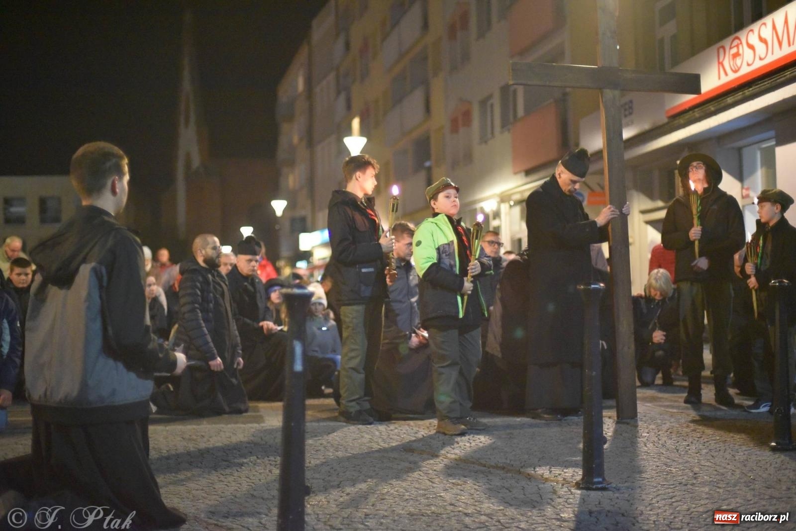 Zdjęcie w galerii na portalu naszraciborz.pl: Droga krzyżowa ulicami Raciborza z rozważaniami o. Cherubina [FOTO i WIDEO] wiadomości z regionu