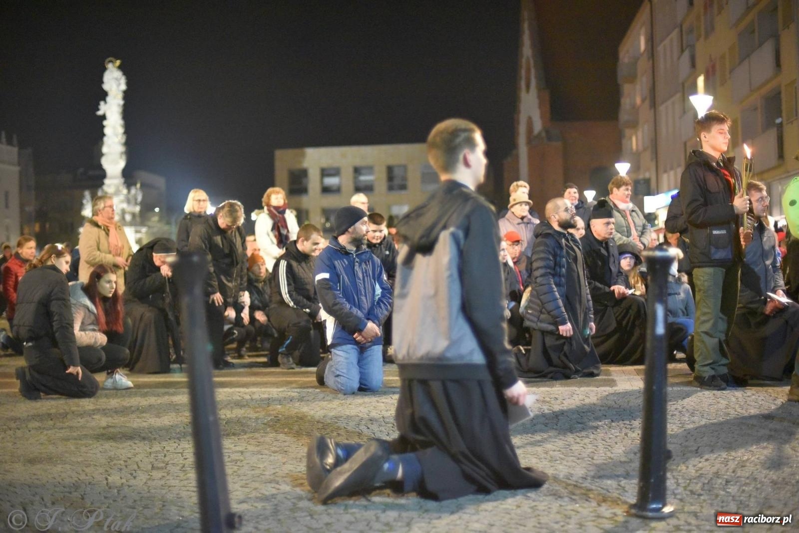 Zdjęcie w galerii na portalu naszraciborz.pl: Droga krzyżowa ulicami Raciborza z rozważaniami o. Cherubina [FOTO i WIDEO] wiadomości z regionu