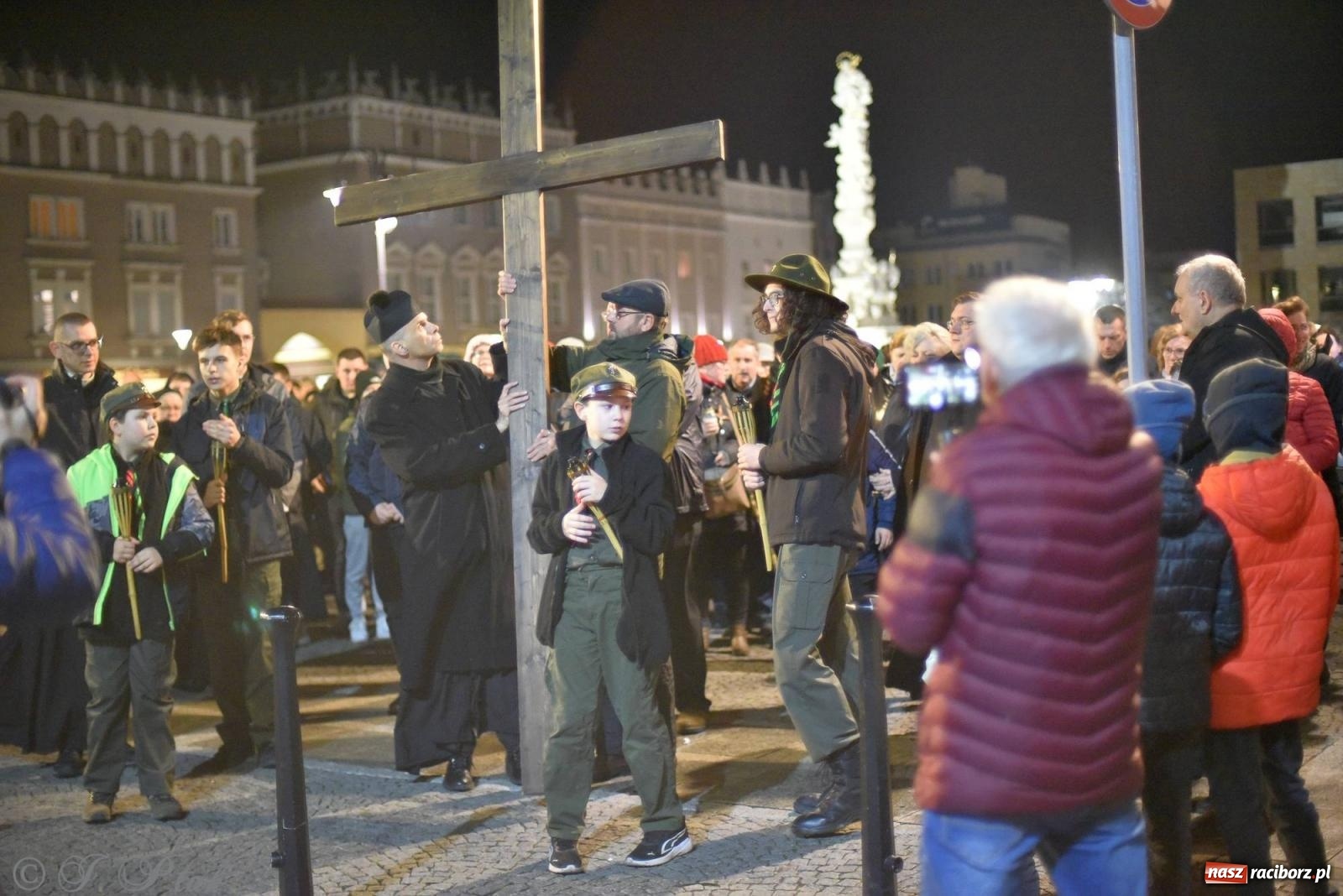 Zdjęcie w galerii na portalu naszraciborz.pl: Droga krzyżowa ulicami Raciborza z rozważaniami o. Cherubina [FOTO i WIDEO] wiadomości z regionu