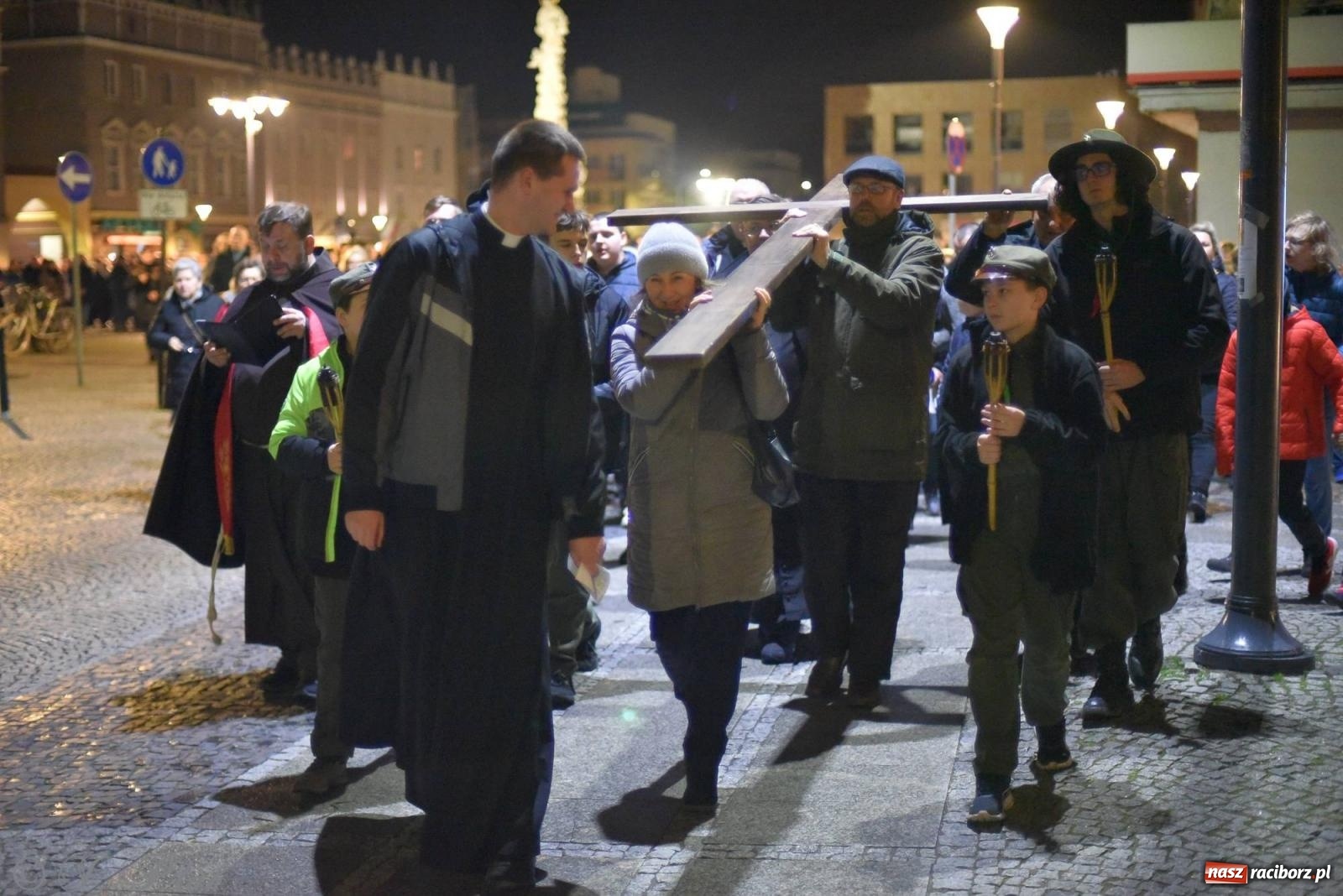 Zdjęcie w galerii na portalu naszraciborz.pl: Droga krzyżowa ulicami Raciborza z rozważaniami o. Cherubina [FOTO i WIDEO] wiadomości z regionu