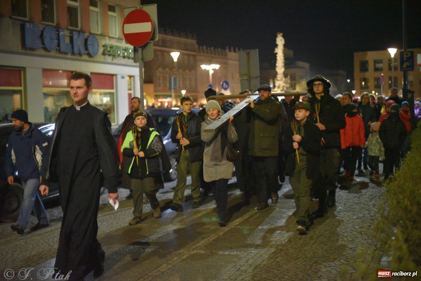 Zdjęcie w galerii na portalu naszraciborz.pl: Droga krzyżowa ulicami Raciborza z rozważaniami o. Cherubina [FOTO i WIDEO] wiadomości z regionu
