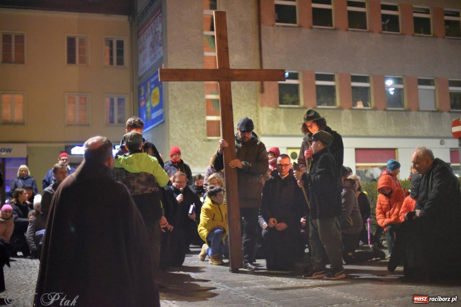 Zdjęcie w galerii na portalu naszraciborz.pl: Droga krzyżowa ulicami Raciborza z rozważaniami o. Cherubina [FOTO i WIDEO] wiadomości z regionu