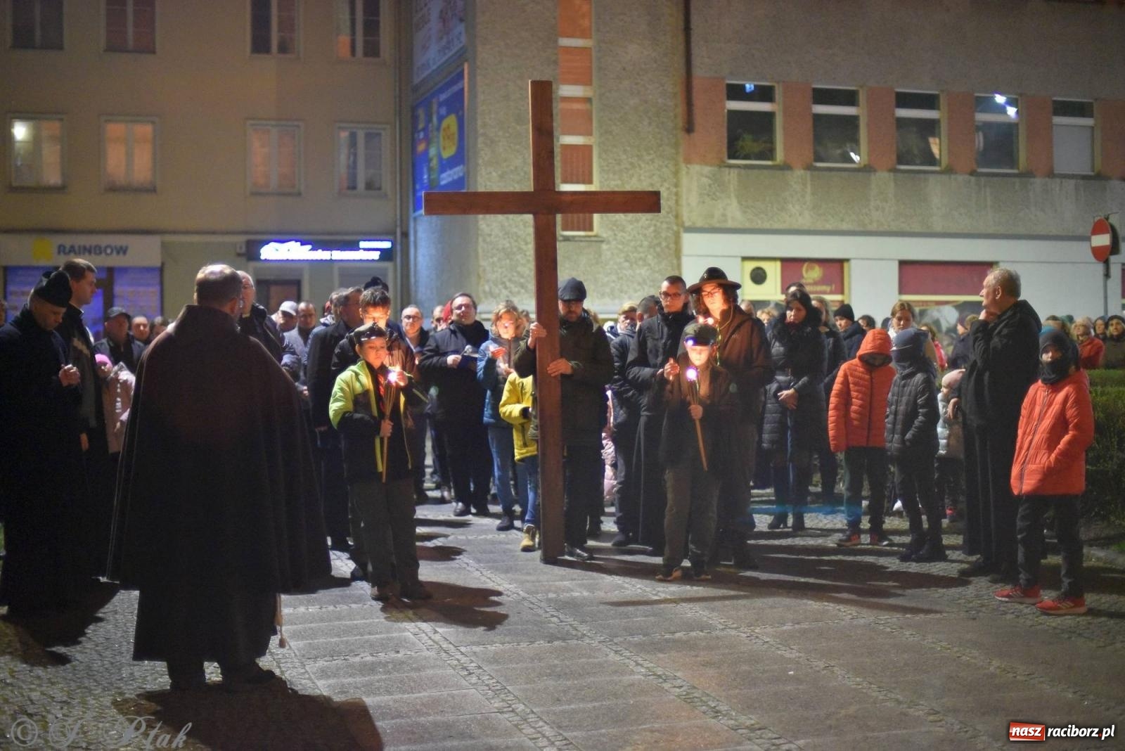 Zdjęcie w galerii na portalu naszraciborz.pl: Droga krzyżowa ulicami Raciborza z rozważaniami o. Cherubina [FOTO i WIDEO] wiadomości z regionu