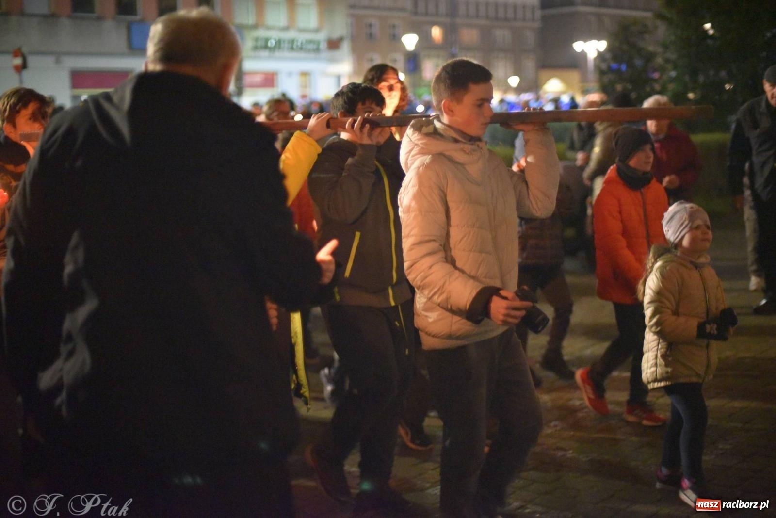 Zdjęcie w galerii na portalu naszraciborz.pl: Droga krzyżowa ulicami Raciborza z rozważaniami o. Cherubina [FOTO i WIDEO] wiadomości z regionu