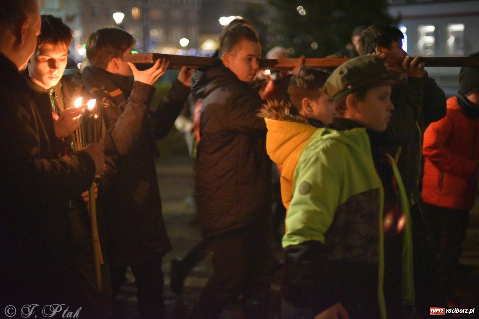 Zdjęcie w galerii na portalu naszraciborz.pl: Droga krzyżowa ulicami Raciborza z rozważaniami o. Cherubina [FOTO i WIDEO] wiadomości z regionu