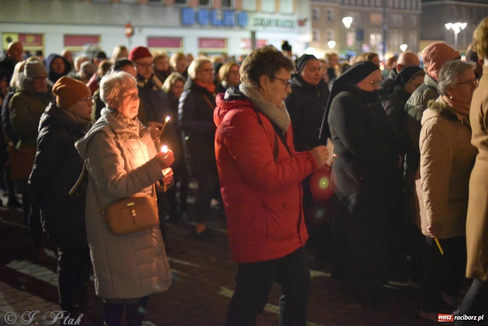 Zdjęcie w galerii na portalu naszraciborz.pl: Droga krzyżowa ulicami Raciborza z rozważaniami o. Cherubina [FOTO i WIDEO] wiadomości z regionu