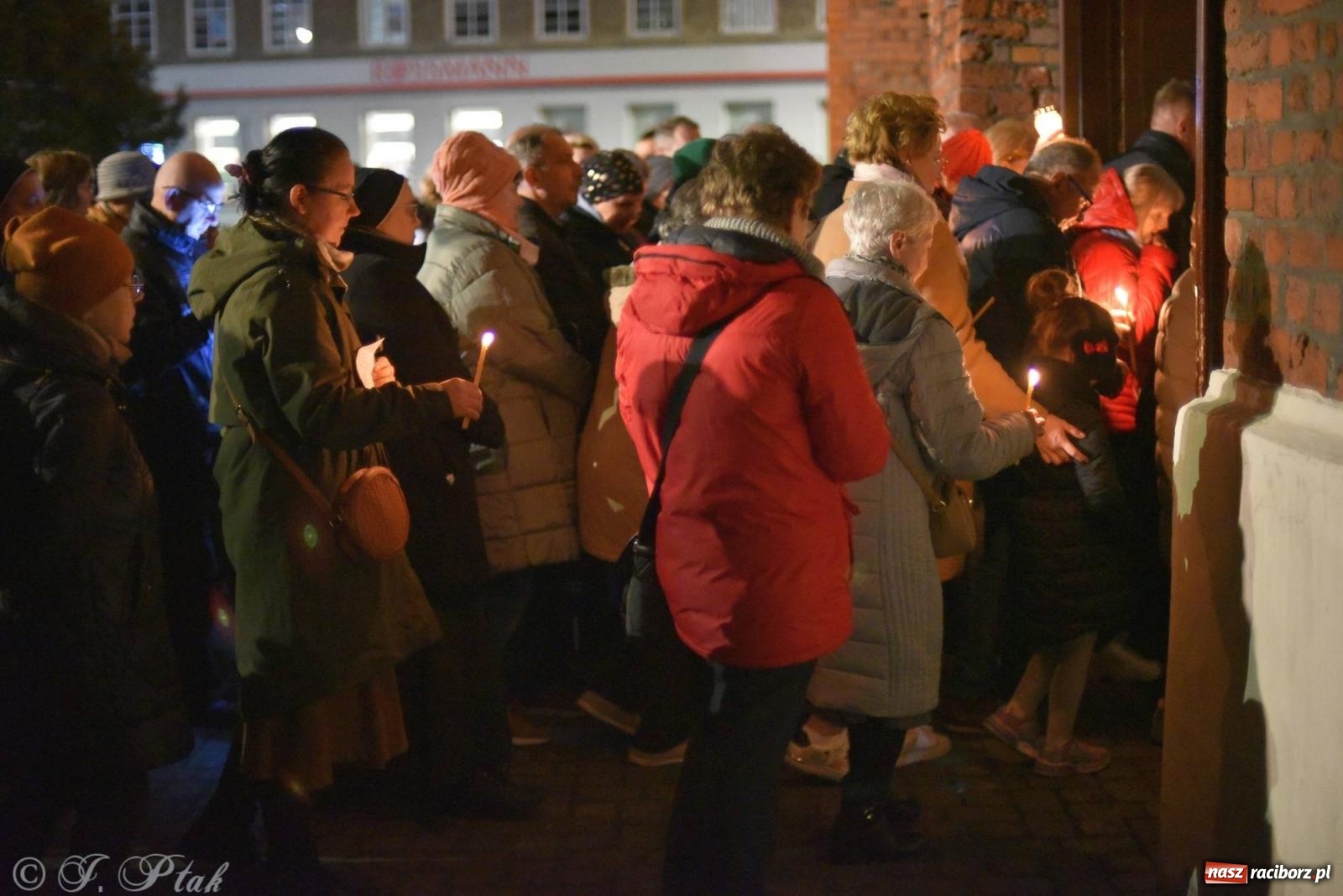 Zdjęcie w galerii na portalu naszraciborz.pl: Droga krzyżowa ulicami Raciborza z rozważaniami o. Cherubina [FOTO i WIDEO] wiadomości z regionu