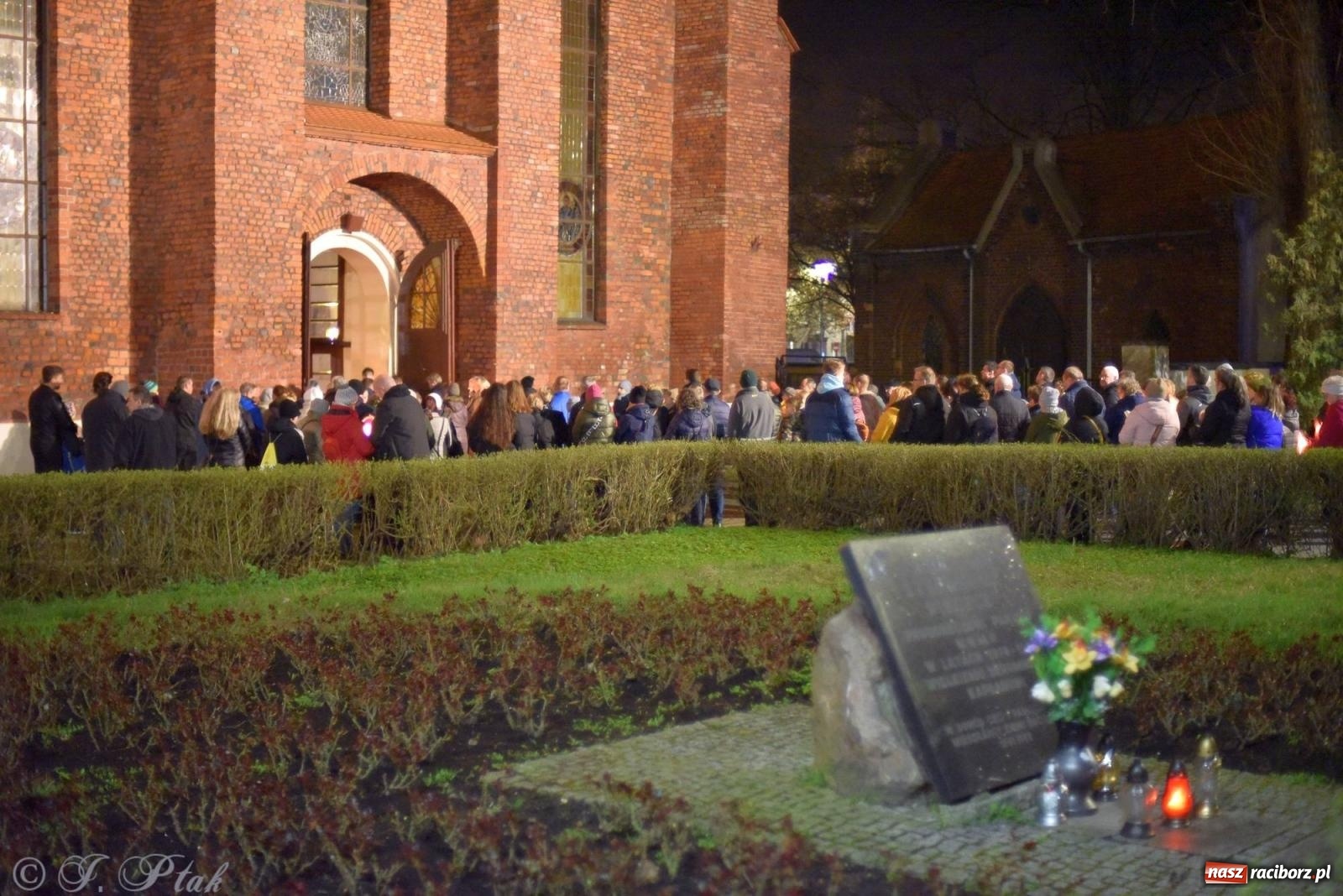 Zdjęcie w galerii na portalu naszraciborz.pl: Droga krzyżowa ulicami Raciborza z rozważaniami o. Cherubina [FOTO i WIDEO] wiadomości z regionu