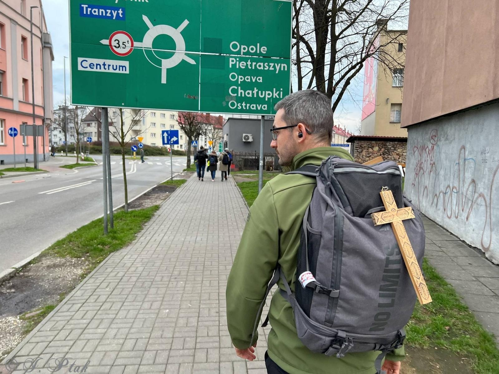 Zdjęcie w galerii na portalu naszraciborz.pl: Idę, bo szukam nadziei. Na szlaku Ekstremalnej Drogi Krzyżowej z Raciborza wiadomości z regionu