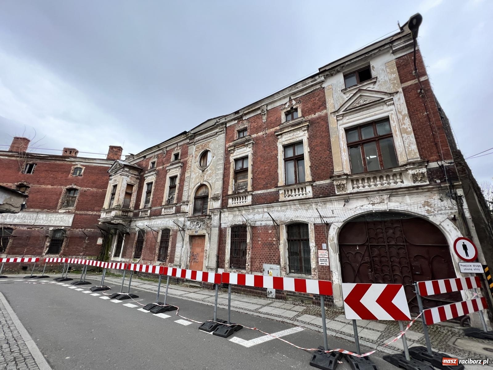 Zdjęcie w galerii na portalu naszraciborz.pl: Stara winiarnia sypie się w oczach. Komornik wystawił ją na sprzedaż [FOTO] wiadomości z regionu