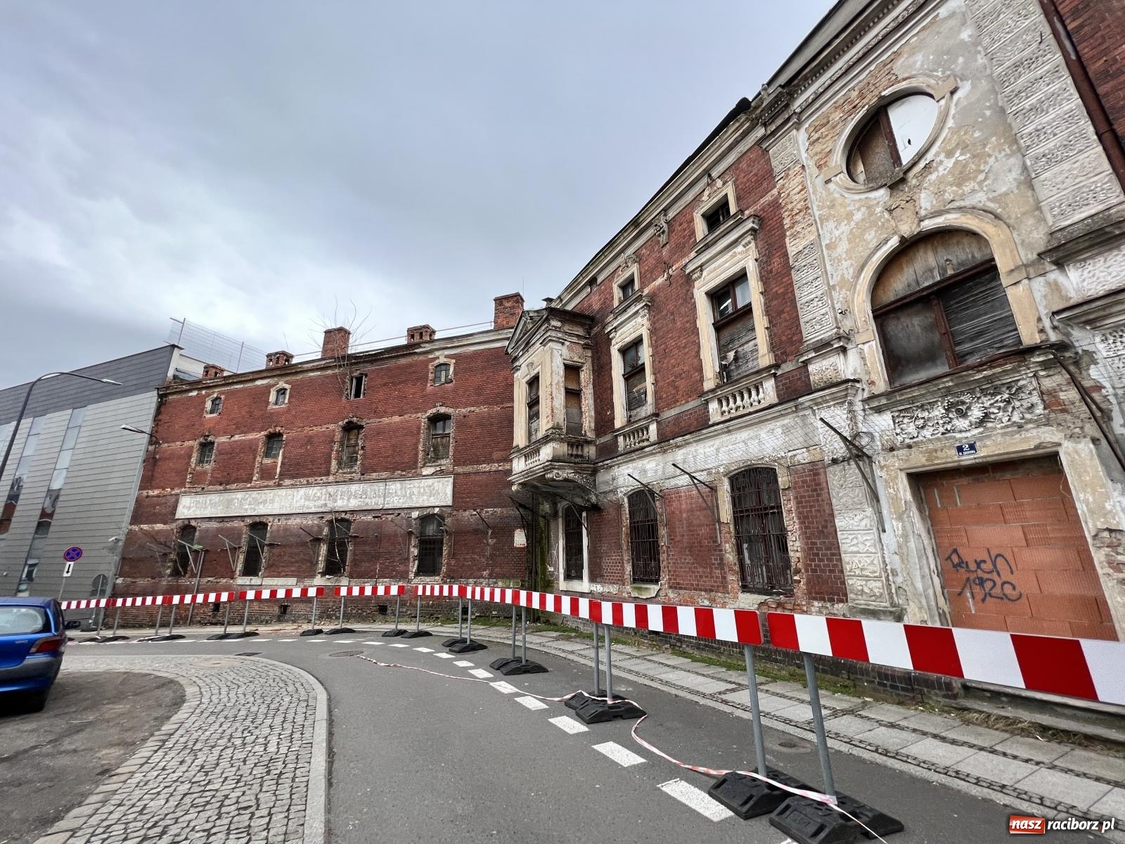 Zdjęcie w galerii na portalu naszraciborz.pl: Stara winiarnia sypie się w oczach. Komornik wystawił ją na sprzedaż [FOTO] wiadomości z regionu