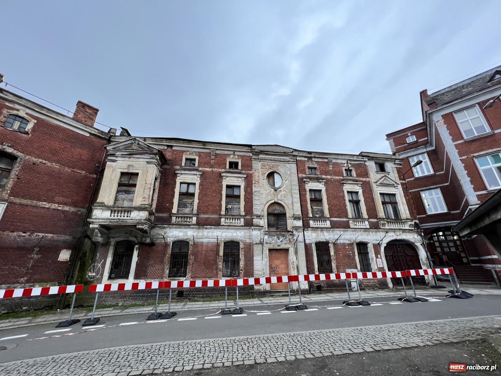Zdjęcie w galerii na portalu naszraciborz.pl: Stara winiarnia sypie się w oczach. Komornik wystawił ją na sprzedaż [FOTO] wiadomości z regionu
