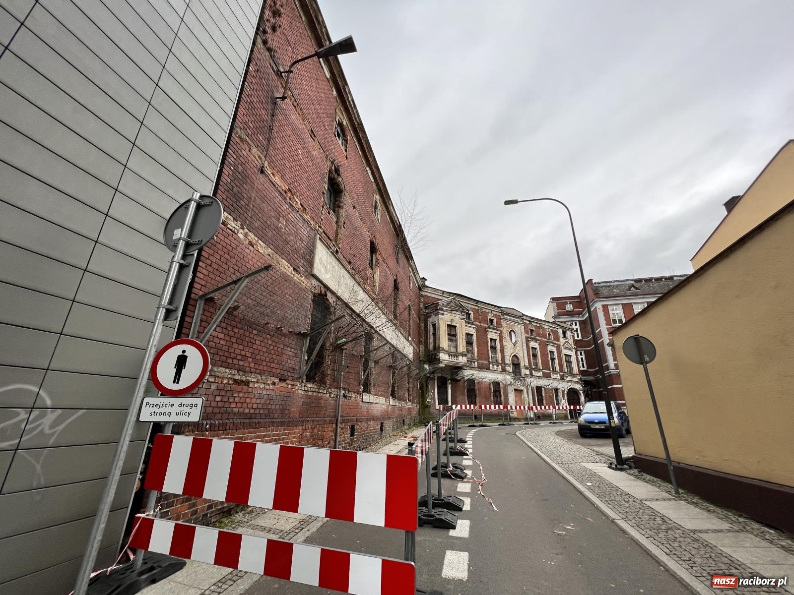 Zdjęcie w galerii na portalu naszraciborz.pl: Stara winiarnia sypie się w oczach. Komornik wystawił ją na sprzedaż [FOTO] wiadomości z regionu