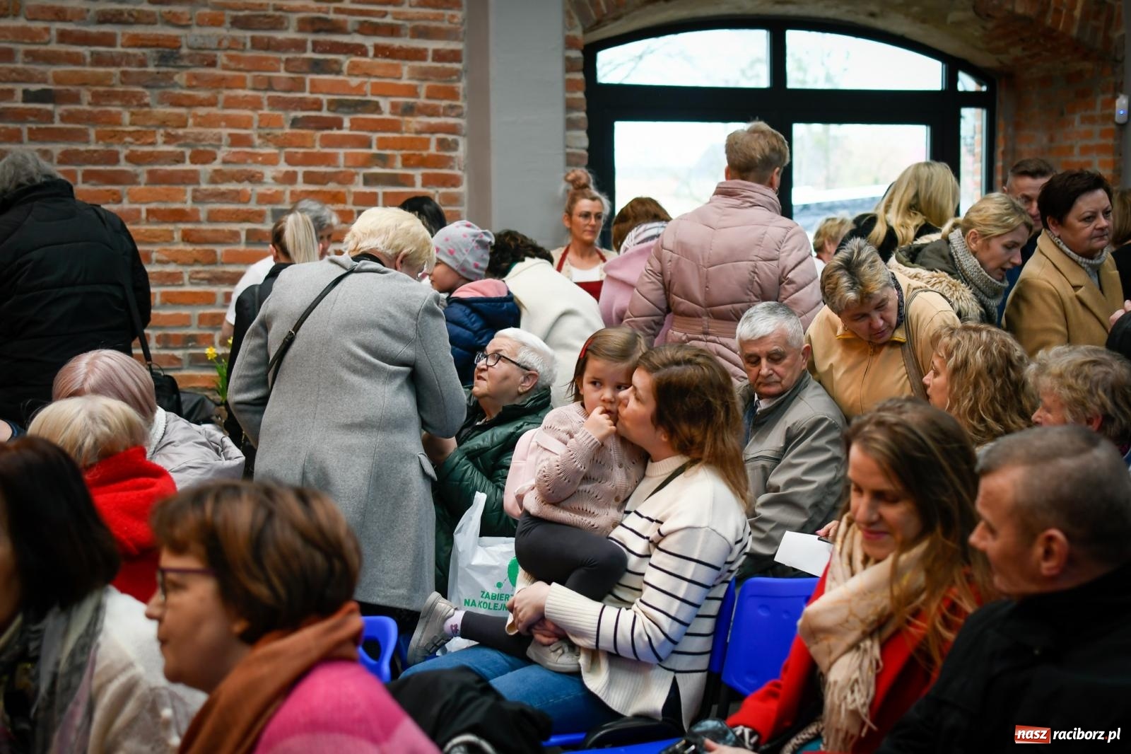 Zdjęcie w galerii na portalu naszraciborz.pl: Słodko, muzycznie i wesoło. Kiermasz wielkanocny w starej wozowni w Tworkowie wiadomości z regionu