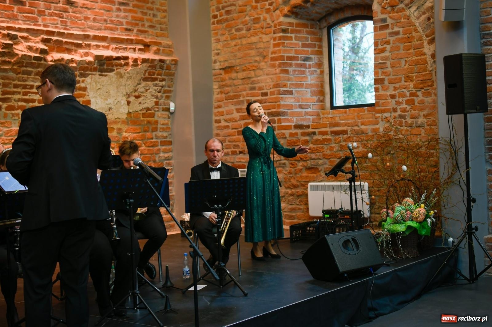 Zdjęcie w galerii na portalu naszraciborz.pl: Słodko, muzycznie i wesoło. Kiermasz wielkanocny w starej wozowni w Tworkowie wiadomości z regionu