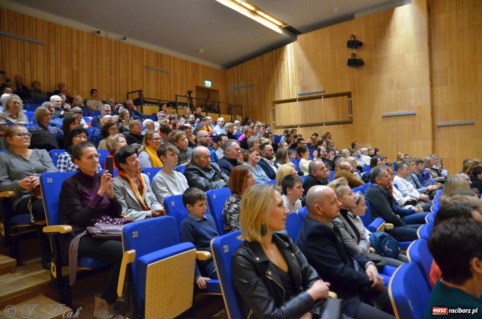 Zdjęcie w galerii na portalu naszraciborz.pl: Muzyka gospel wypełniła salę koncertową raciborskiej szkoły muzycznej wiadomości z regionu