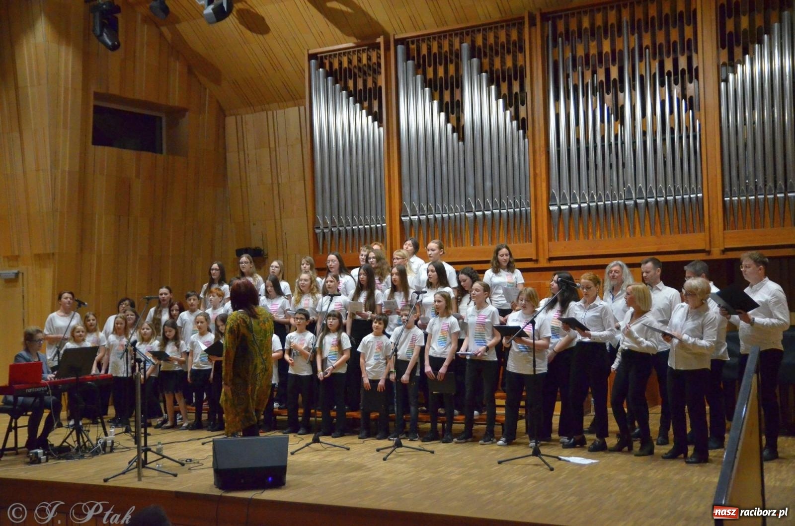 Zdjęcie w galerii na portalu naszraciborz.pl: Muzyka gospel wypełniła salę koncertową raciborskiej szkoły muzycznej wiadomości z regionu