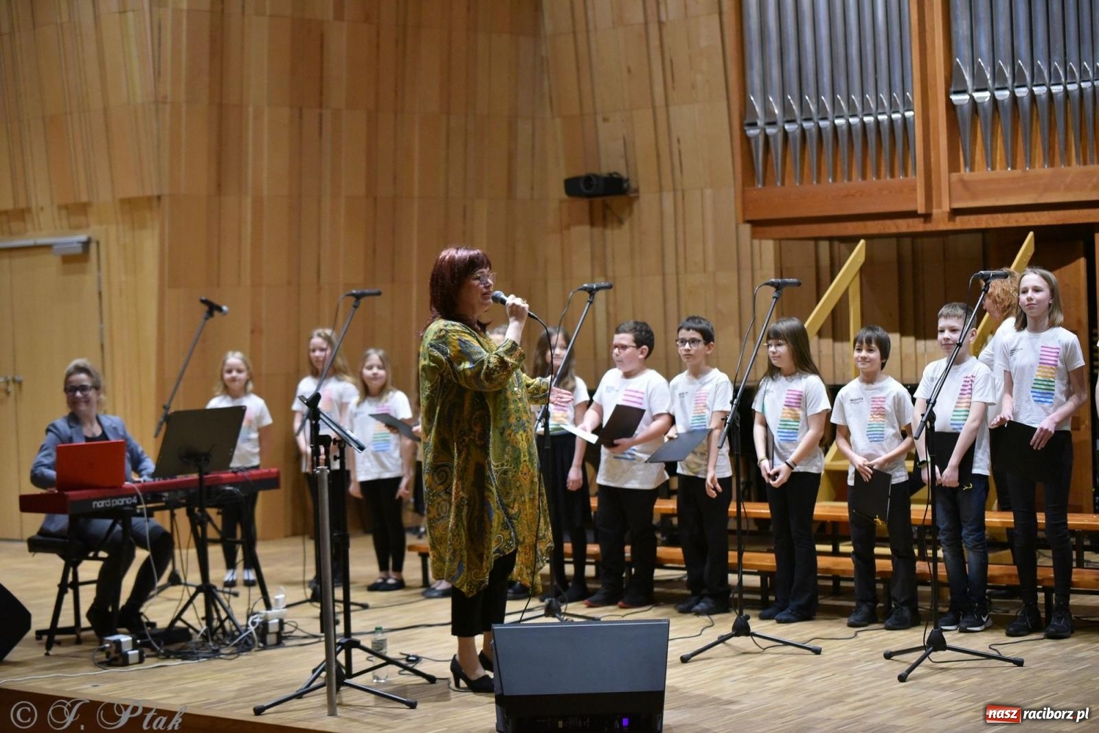 Zdjęcie w galerii na portalu naszraciborz.pl: Muzyka gospel wypełniła salę koncertową raciborskiej szkoły muzycznej wiadomości z regionu