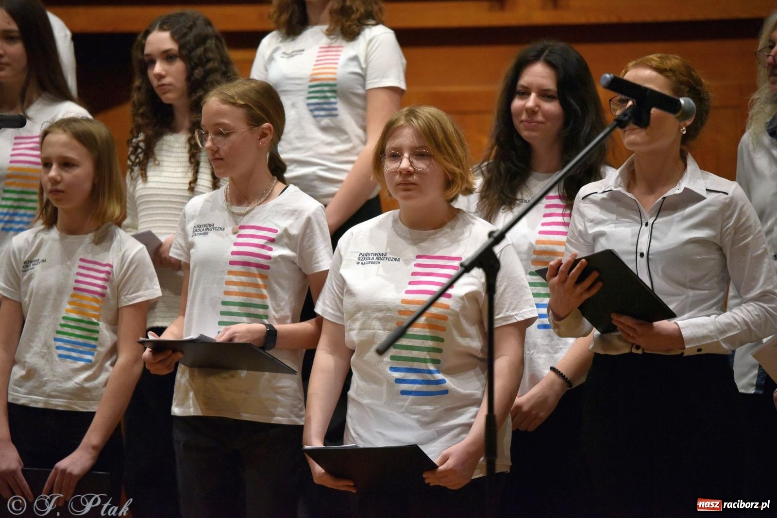 Zdjęcie w galerii na portalu naszraciborz.pl: Muzyka gospel wypełniła salę koncertową raciborskiej szkoły muzycznej wiadomości z regionu