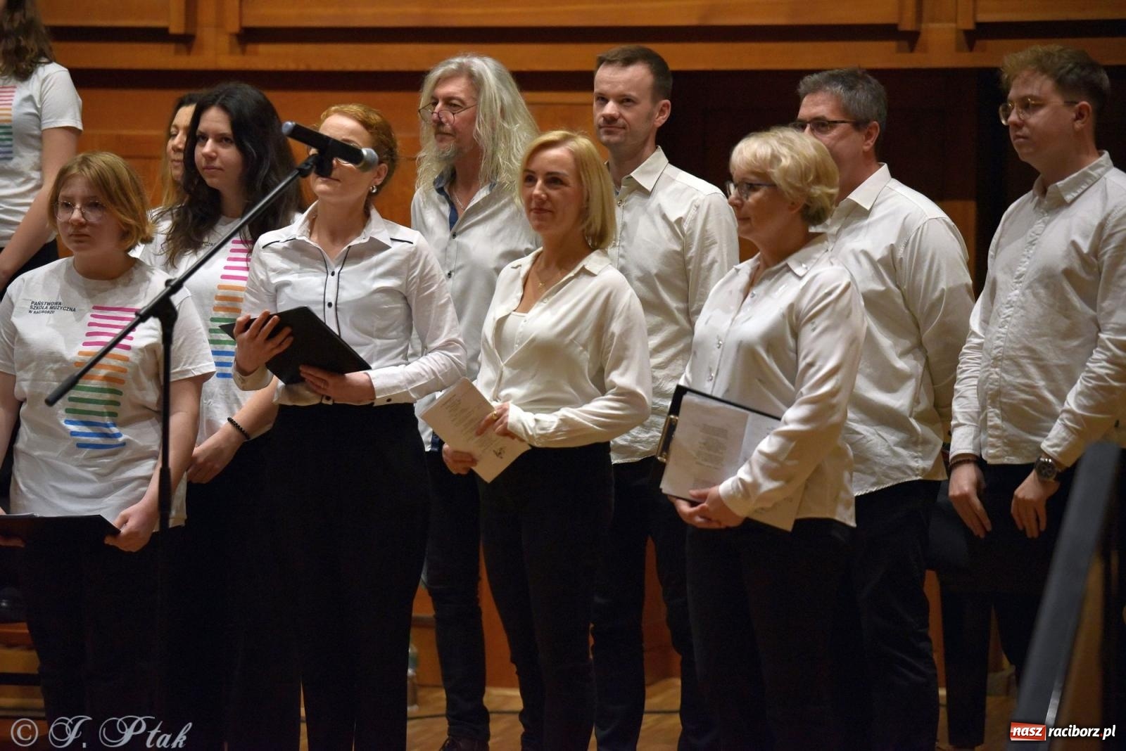 Zdjęcie w galerii na portalu naszraciborz.pl: Muzyka gospel wypełniła salę koncertową raciborskiej szkoły muzycznej wiadomości z regionu