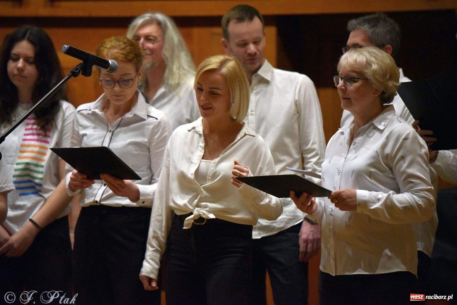 Zdjęcie w galerii na portalu naszraciborz.pl: Muzyka gospel wypełniła salę koncertową raciborskiej szkoły muzycznej wiadomości z regionu
