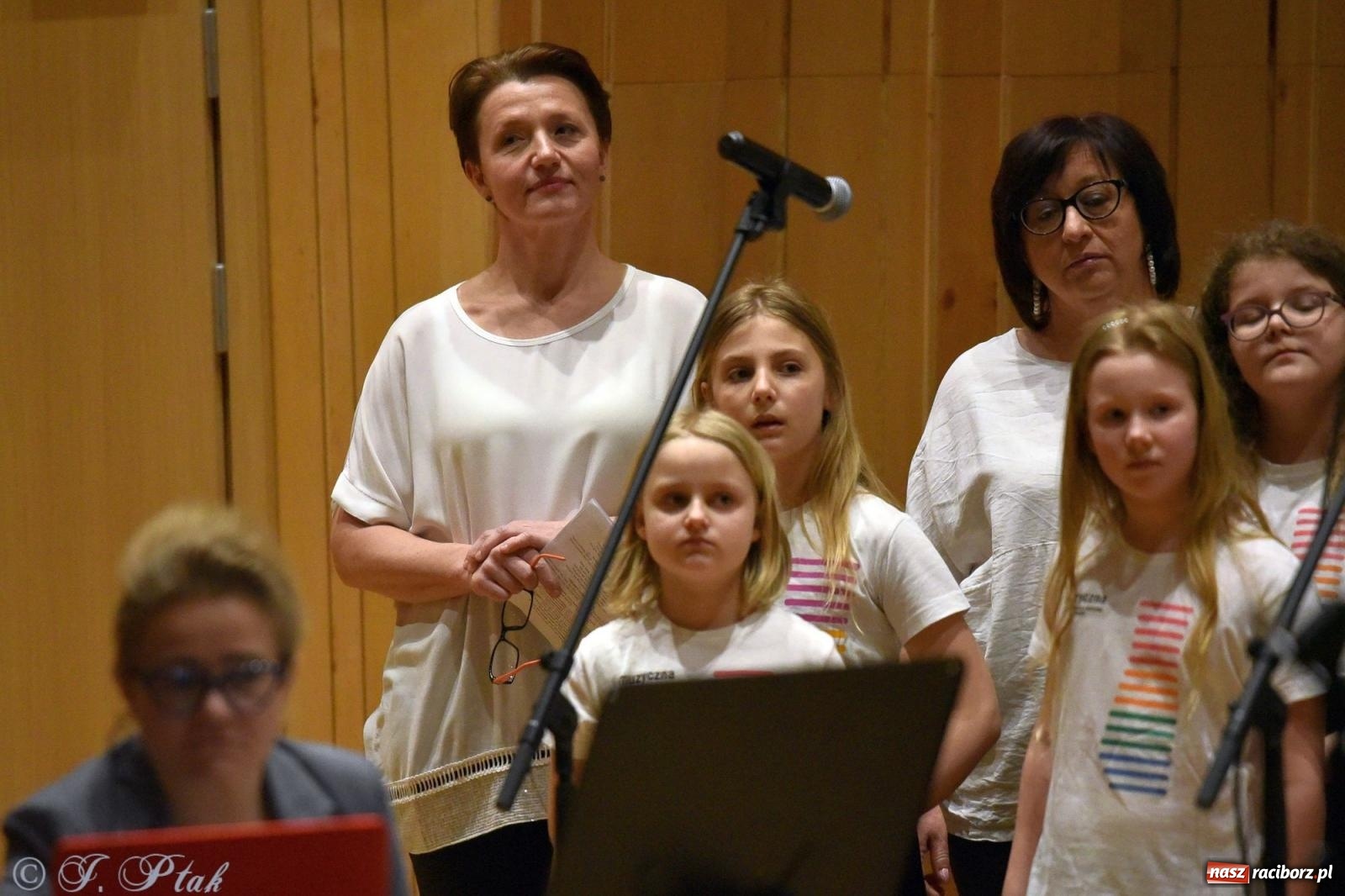 Zdjęcie w galerii na portalu naszraciborz.pl: Muzyka gospel wypełniła salę koncertową raciborskiej szkoły muzycznej wiadomości z regionu
