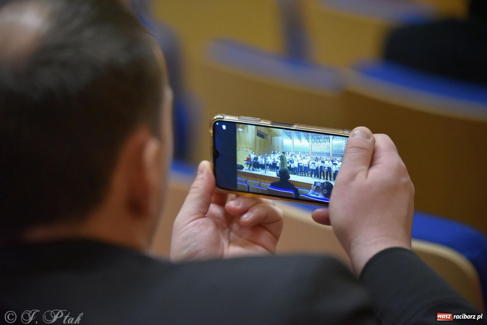 Zdjęcie w galerii na portalu naszraciborz.pl: Muzyka gospel wypełniła salę koncertową raciborskiej szkoły muzycznej wiadomości z regionu